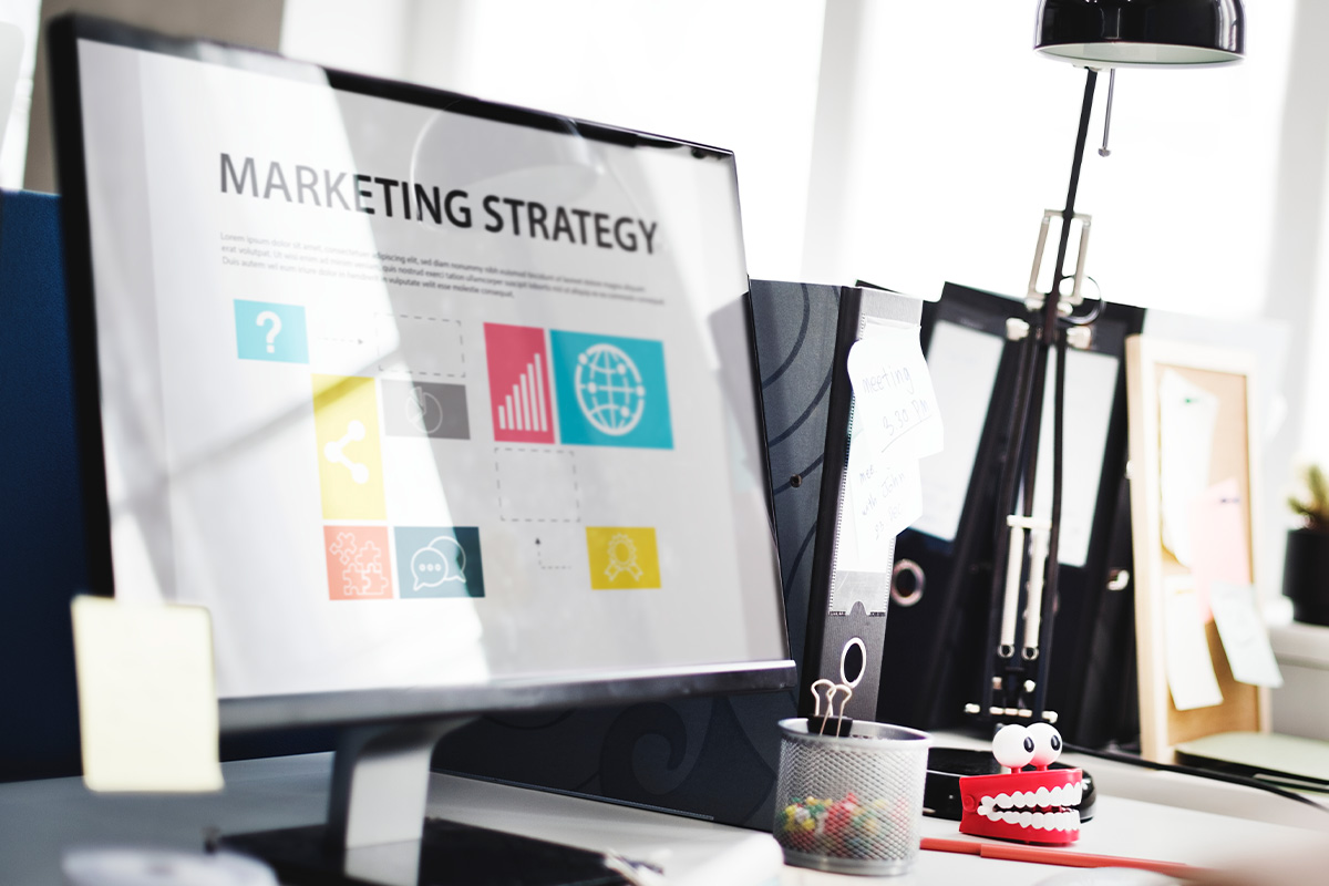 Planejamento de marketing com gráficos e post-its